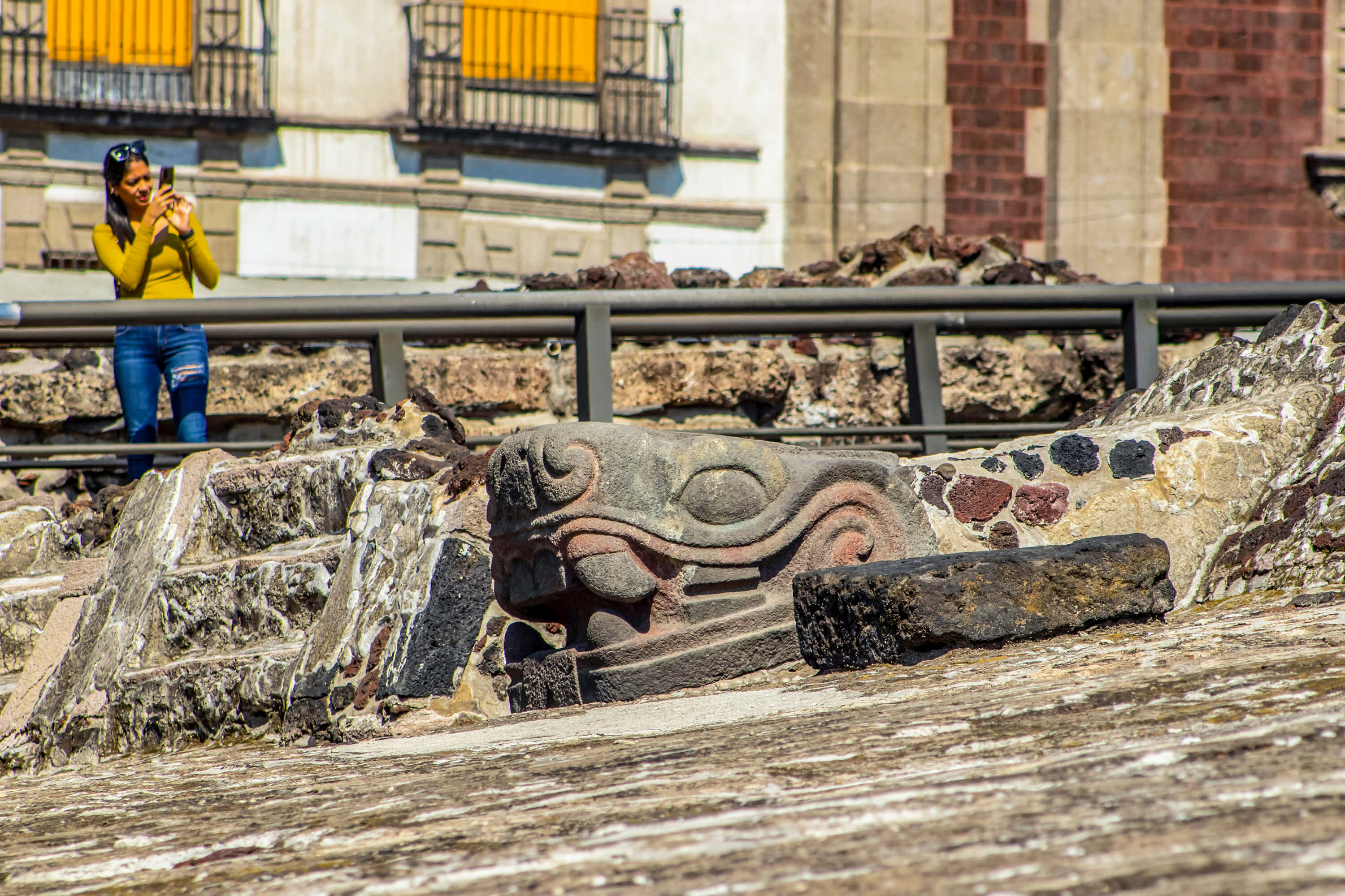 Cabeza de serpiente emplumada esculpida en el Templo Mayor de Tenochtitlán, Centro Histórico CDMX