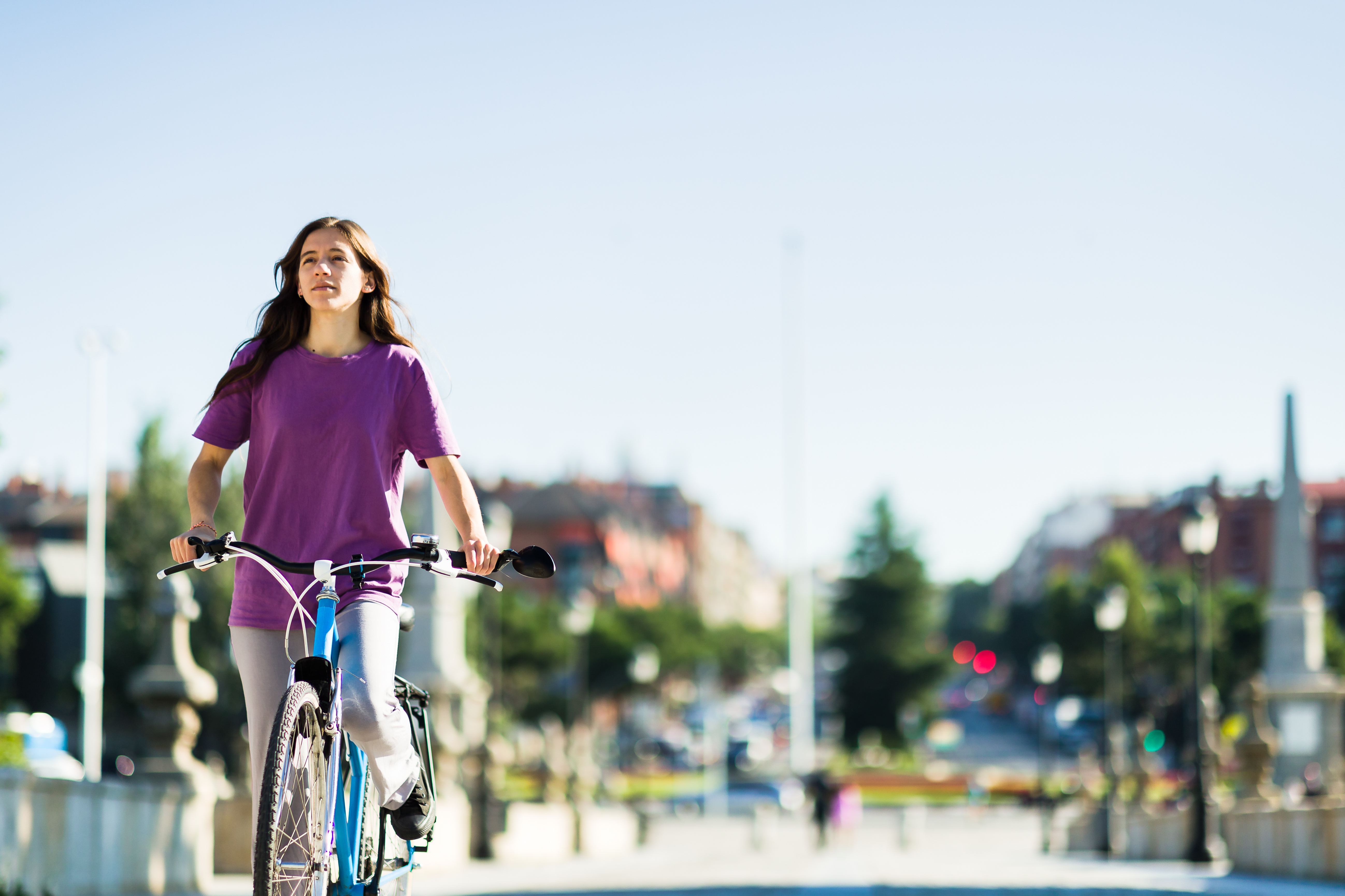 Mujer en bicicleta