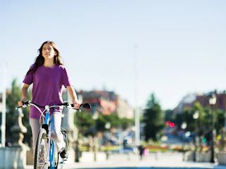 Imagen Tour en Bicicleta por Colonia en Colonia del Sacramento Mujer en bicicleta