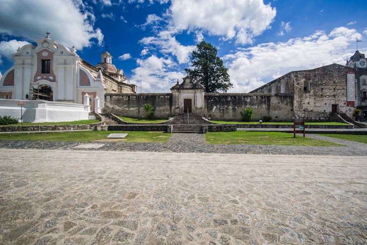Estructuras antiguas, suelo de piedra e iglesias, Santa Gracia, Cordoba