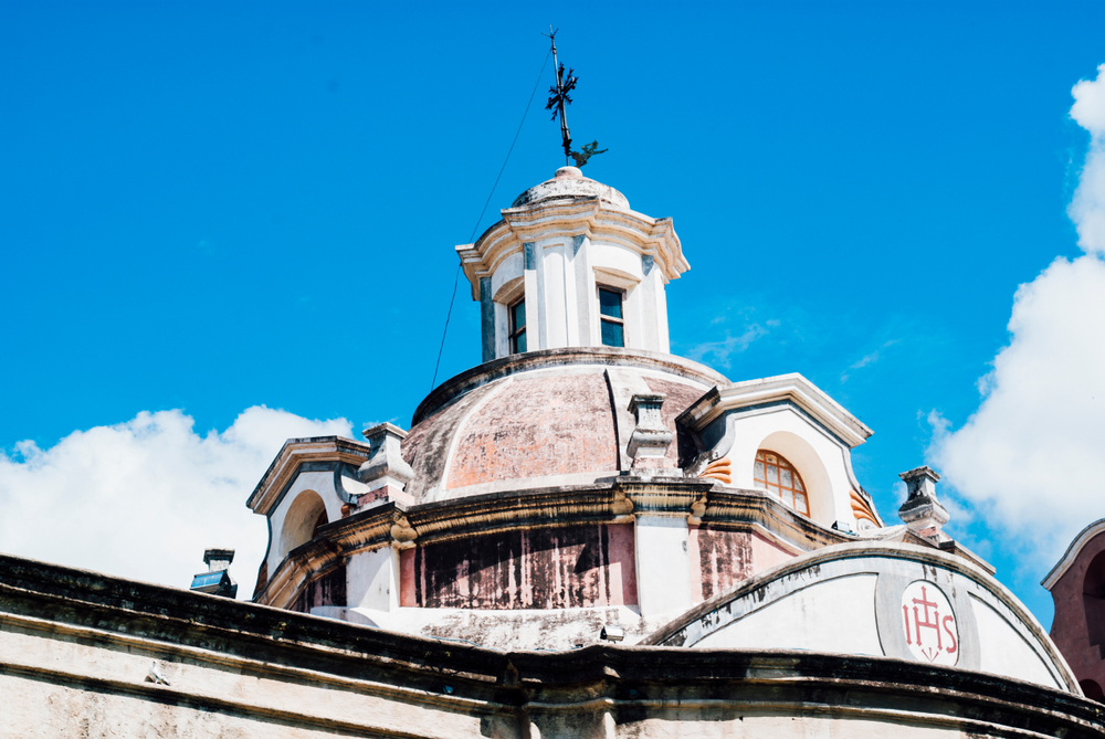 Estructura, techo de iglesia en forma de cúpula con ventanas Alta Gracia, Cordoba