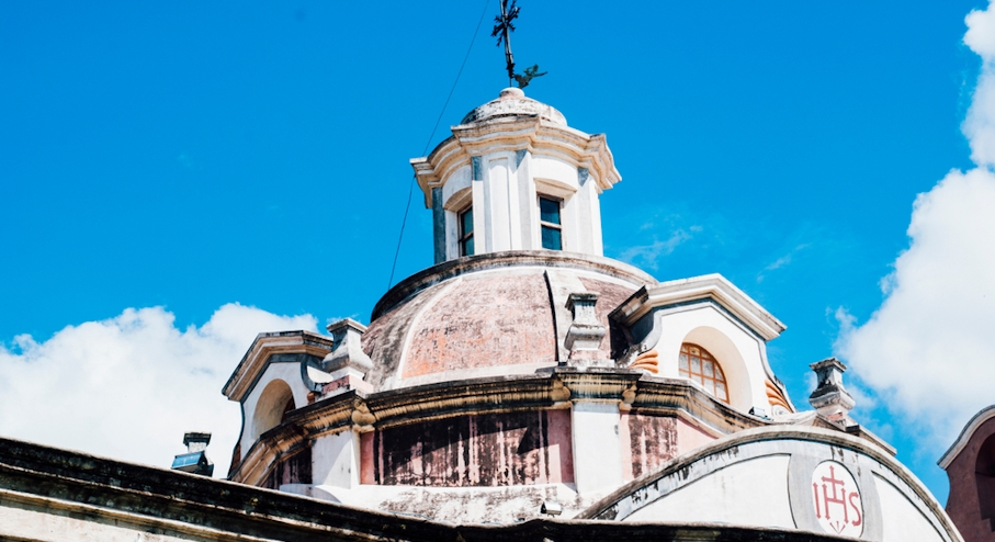 Estructura, techo de iglesia en forma de cúpula con ventanas Alta Gracia, Cordoba