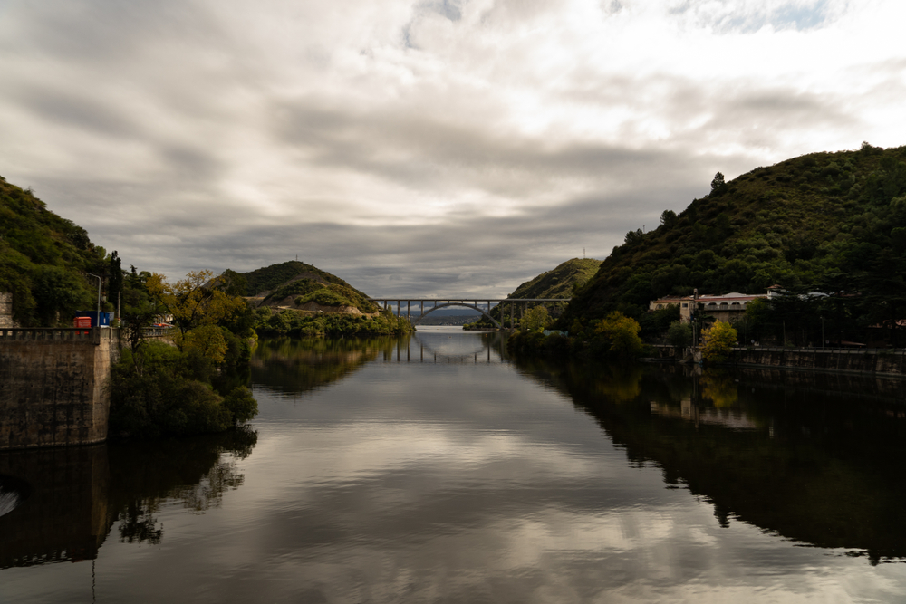 Lago y puente rodeado de vegetacion Villa Carlos Paz