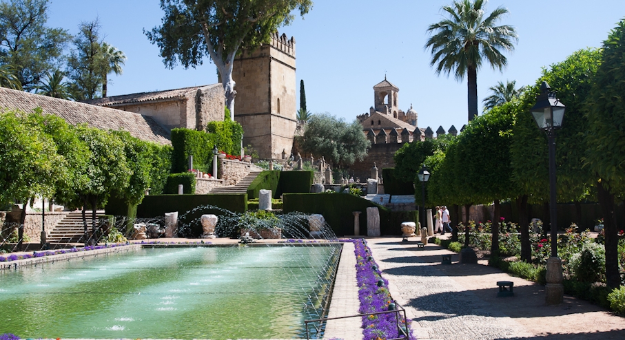 Fuente y torre del alcázar de Córdoba
