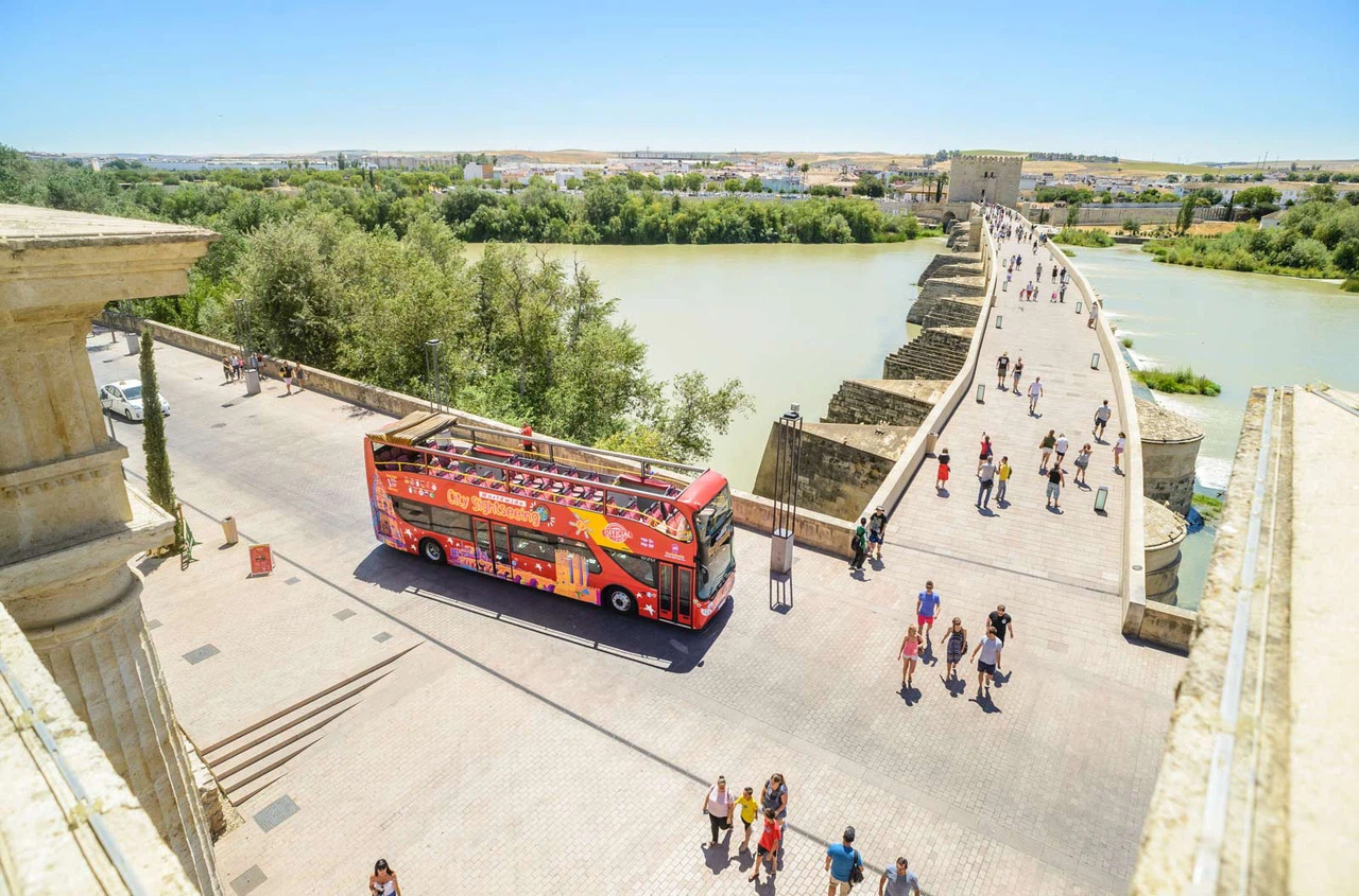 Autobús en puente romano
