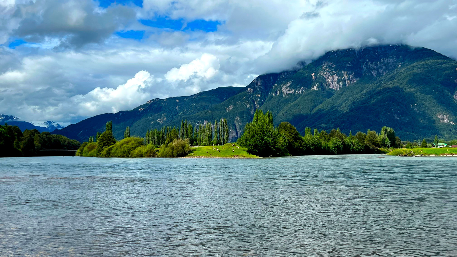 Confluencia de ríos Simpson y Mañihuales