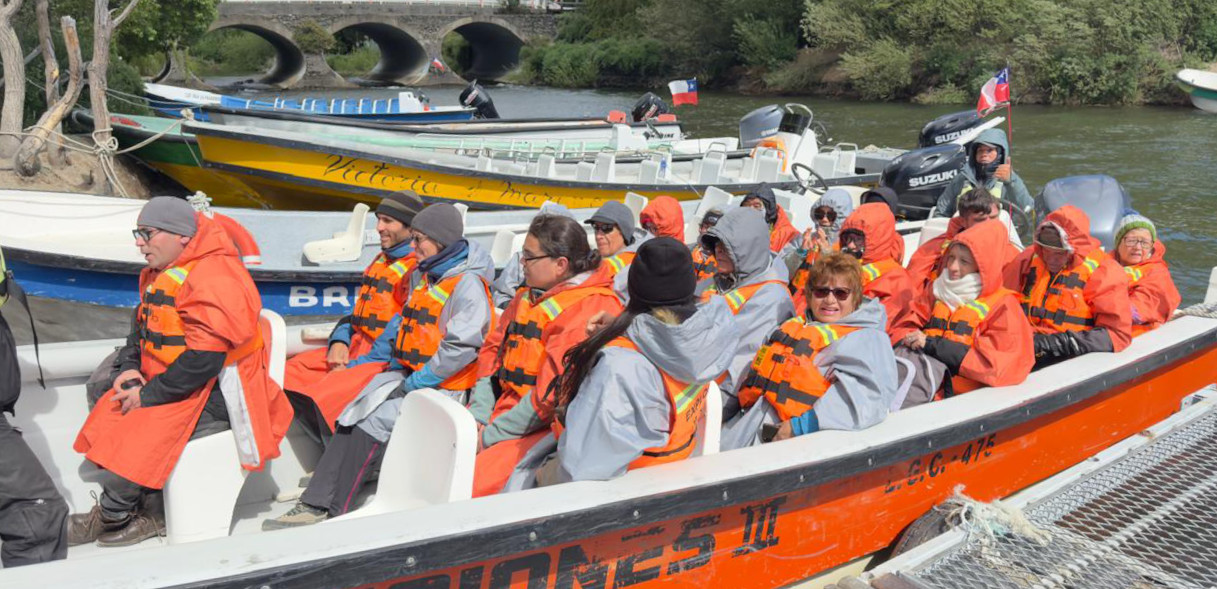 Lancha con turistas en Puerto Río Tranquilo
