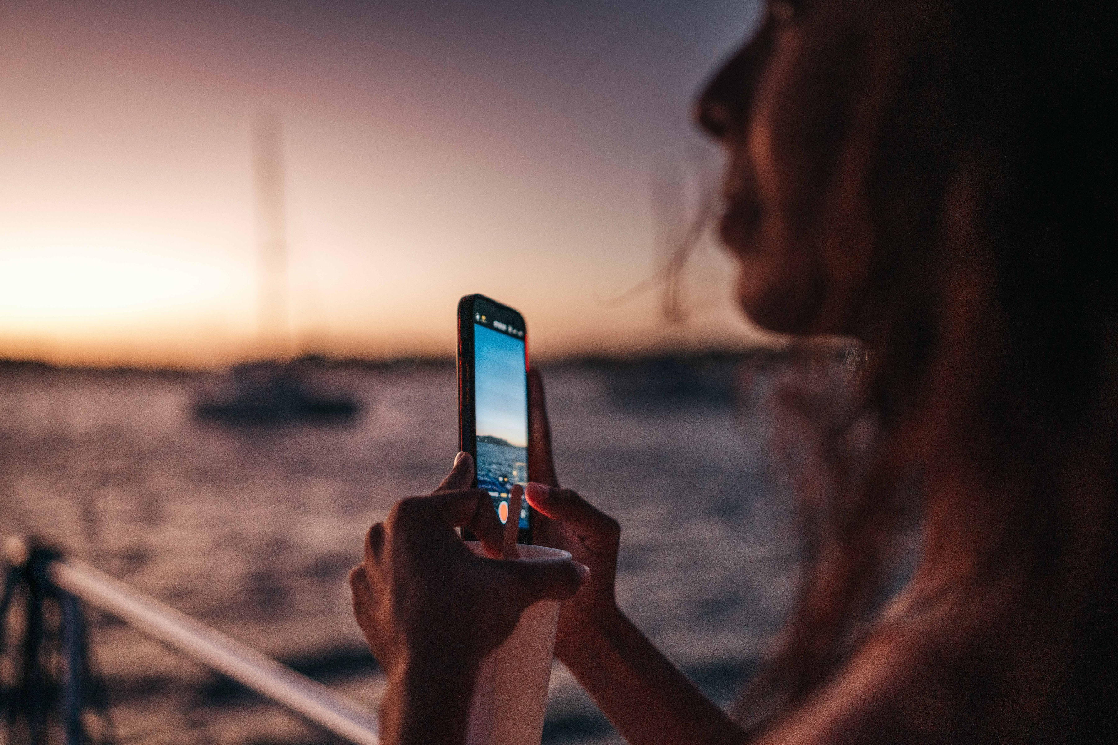 Mujer en Navegación al Atardecer