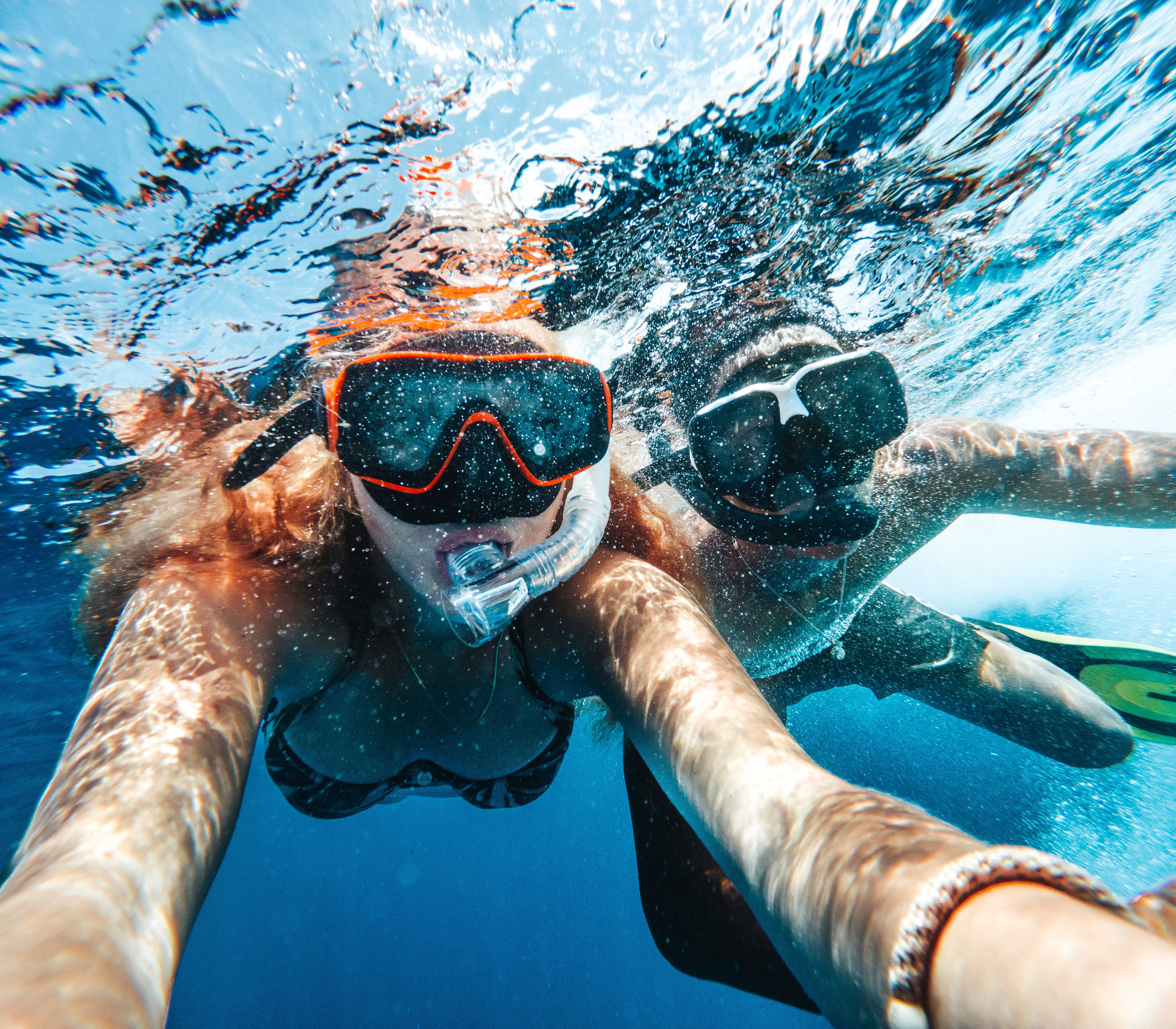 Pareja haciendo snorkel