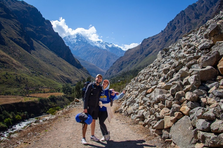 Pareja haciendo el Camino del Inca