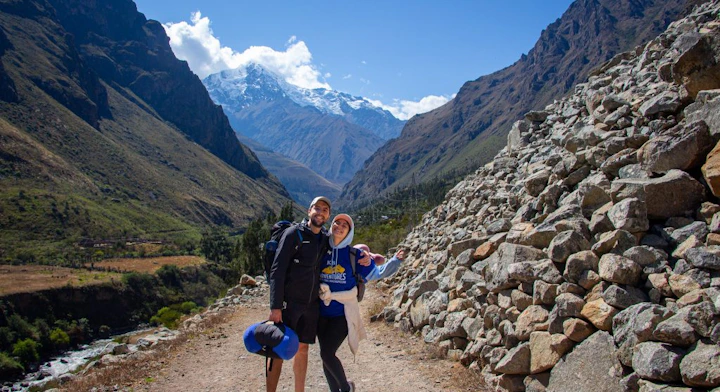 Pareja haciendo el Camino del Inca