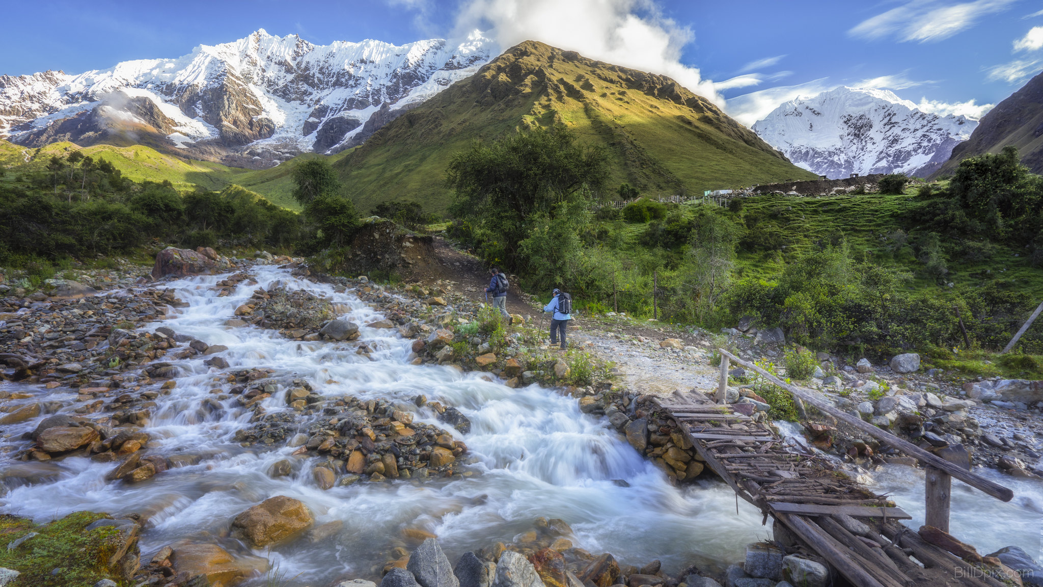 Personas cruzando un río en el trekking Salkantay.