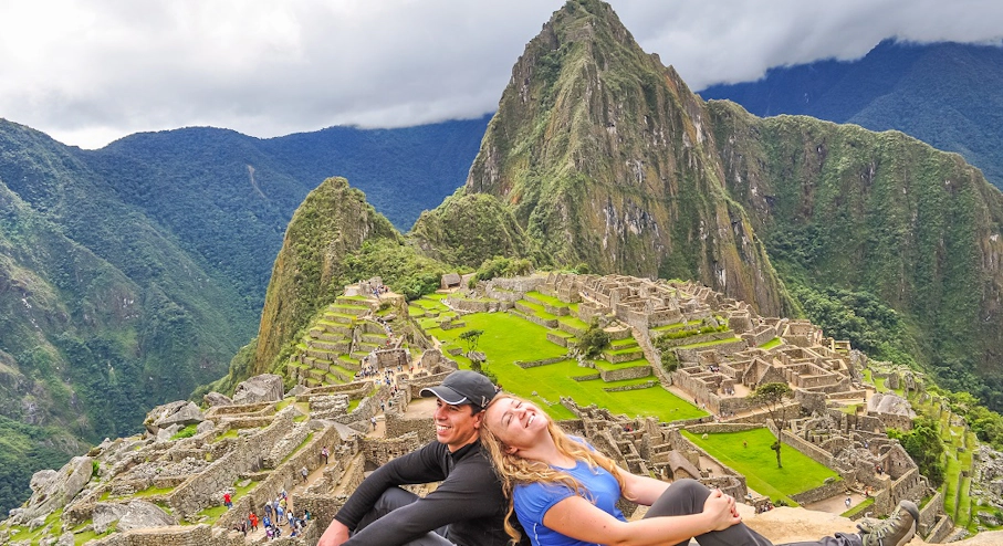 Pareja en Machu Picchu Pareja en Machu Picchu