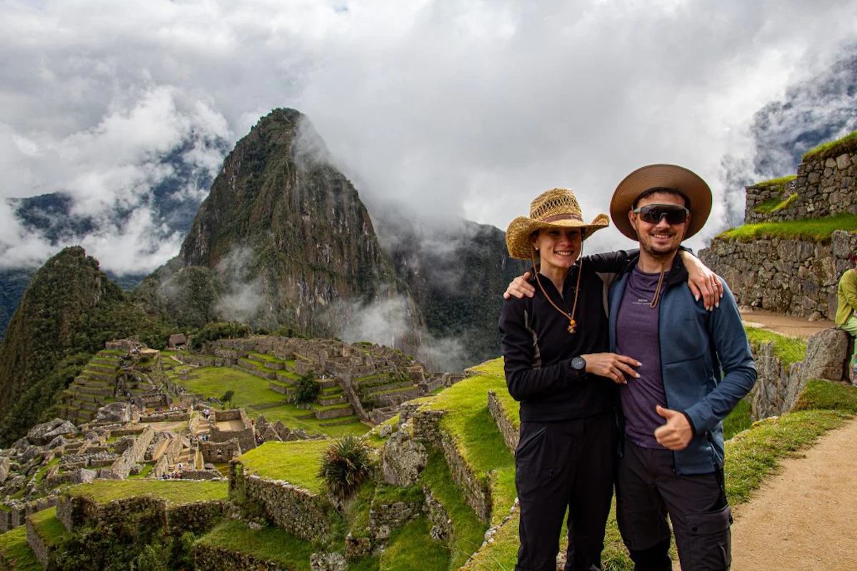Pareja en Machu Picchu Pareja en Machu Picchu