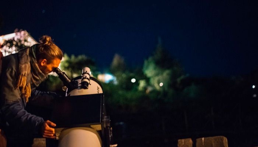 Persona observando por telescopio