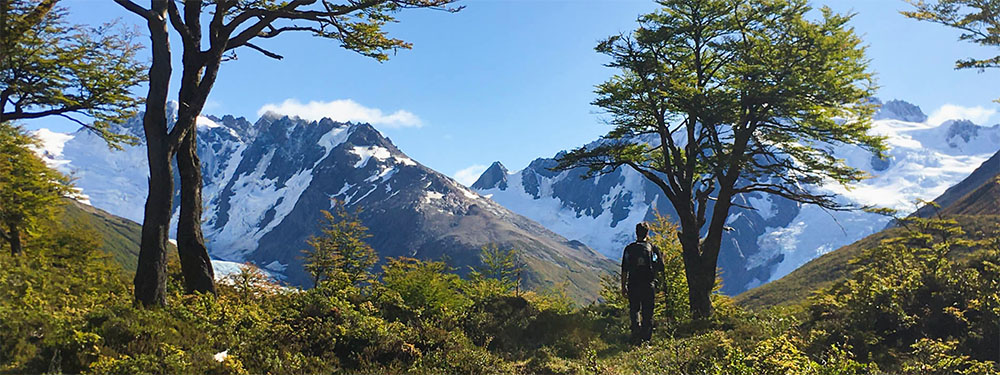 Persona admirando el paisaje patagónico