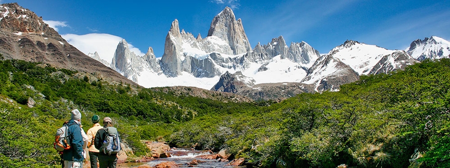 Personas haciendo el Trekking El Chaltén