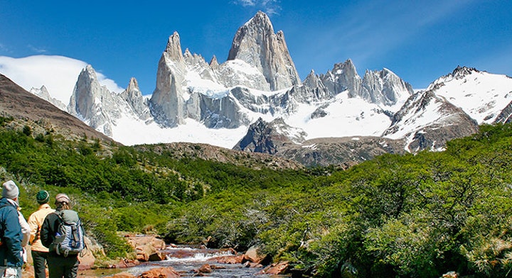 Personas haciendo el Trekking El Chaltén