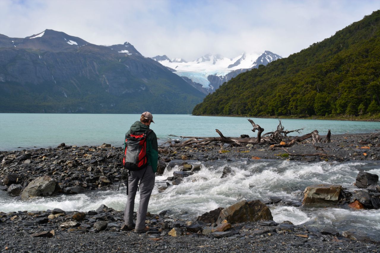 Persona frente al lago