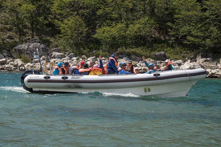 Bote con turistas Nomades