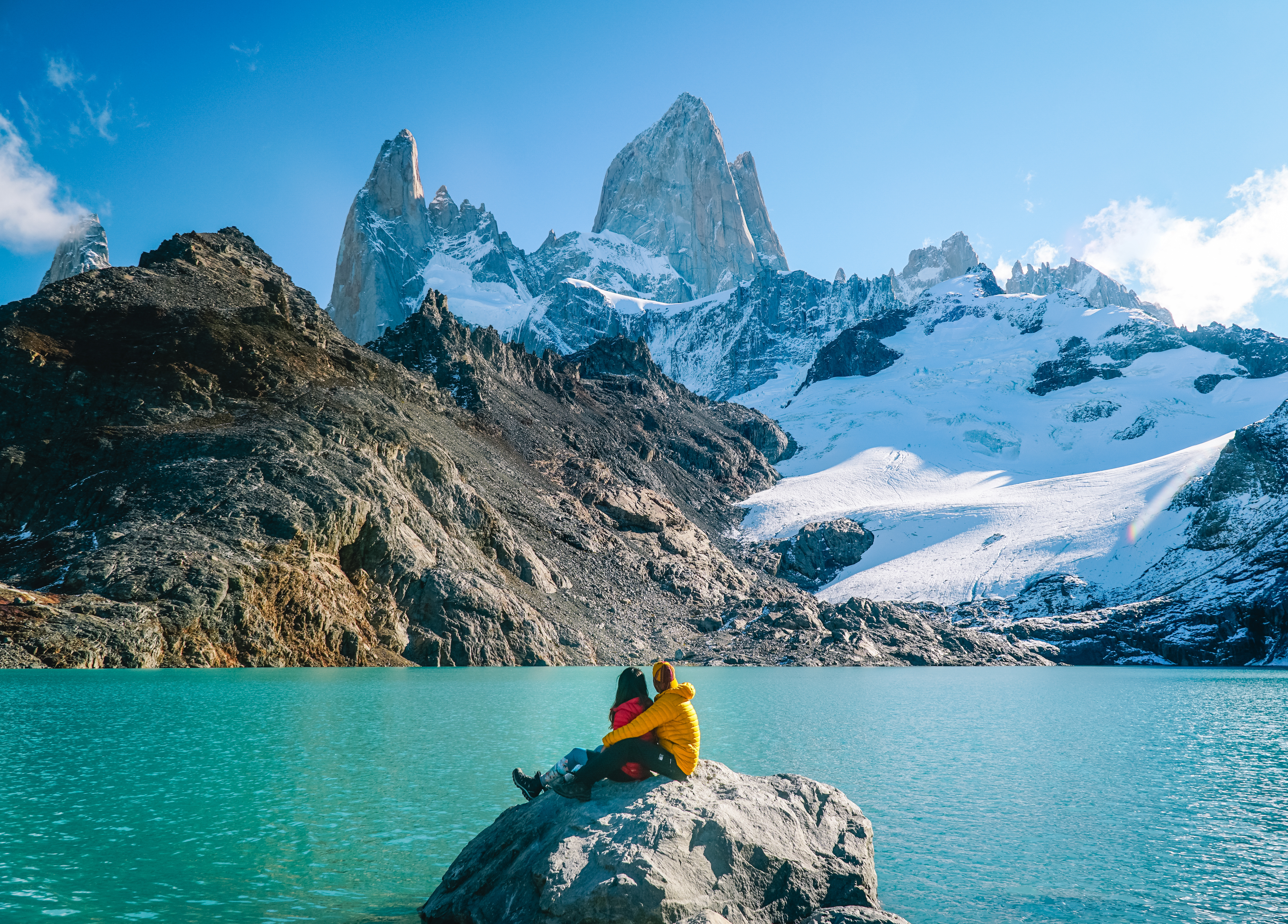 Pareja frente Monte Fitz Roy