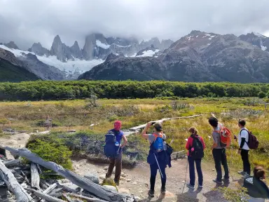 Personas haciendo trekking frente al Cerro Fitz Roy