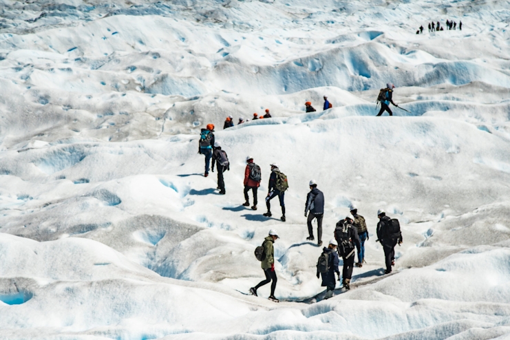 Personas caminando en el hielo en Ushuaia