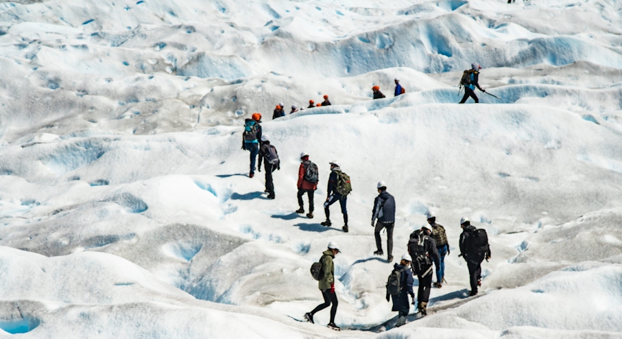 Personas caminando en el hielo en Ushuaia