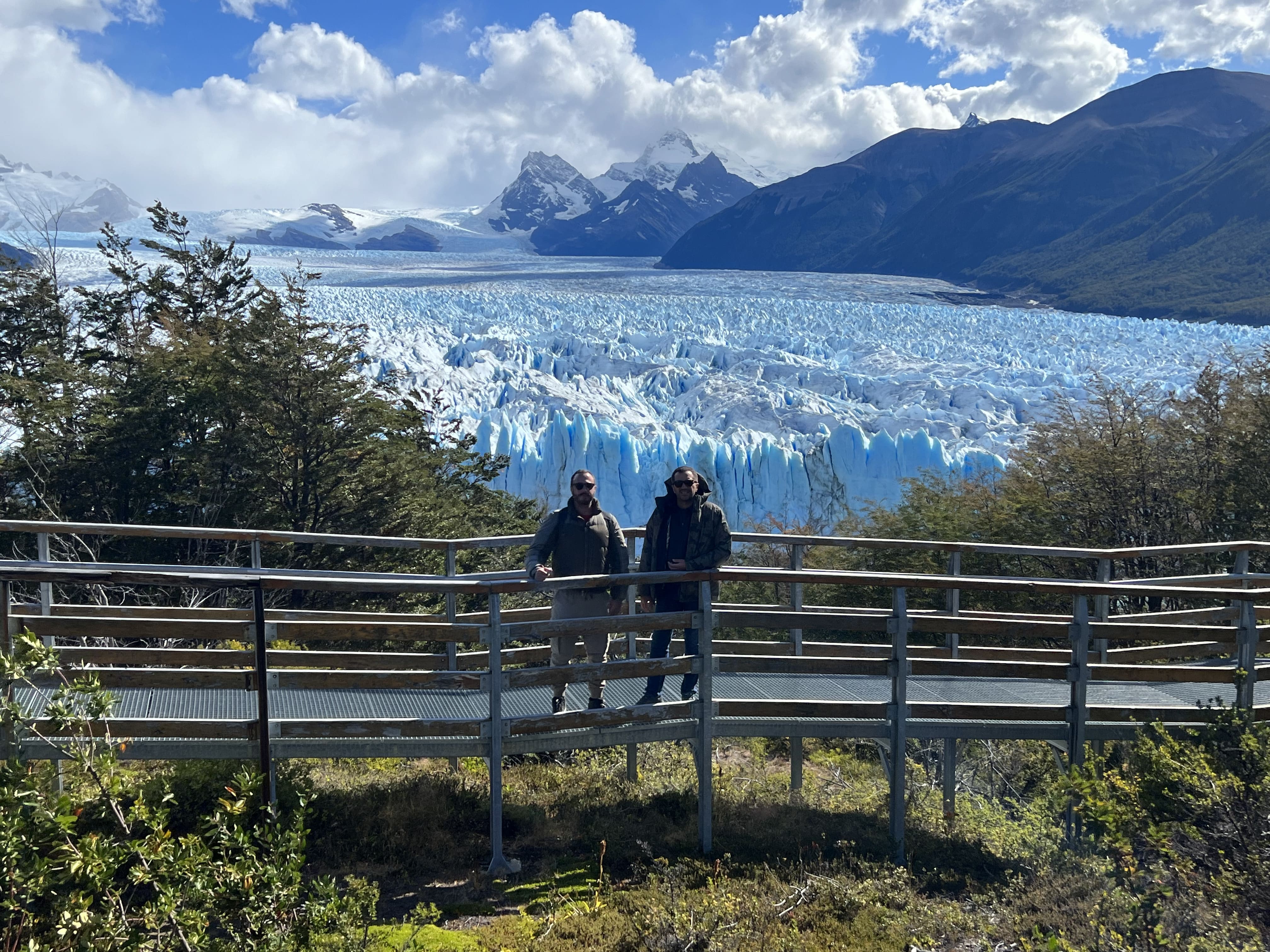 Amigos en las pasarelas del glaciar Perito Moreno en tour con Nomades