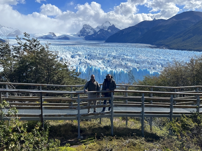 Amigos en las pasarelas del glaciar Perito Moreno en tour con Denomades