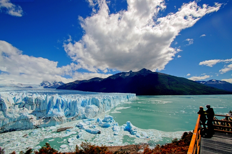 Personas en mirador observando el glaciar Perito Moreno, El Calafate