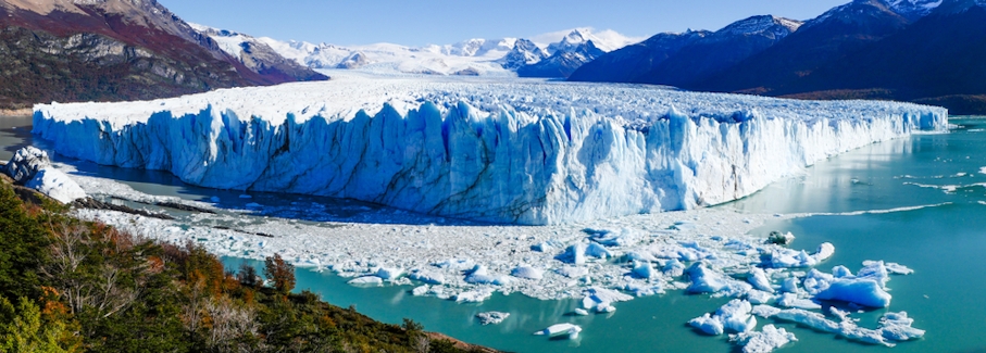 Lago patagonia Argentina, vista al glaciar Perito Moreno y montañas al fondo
