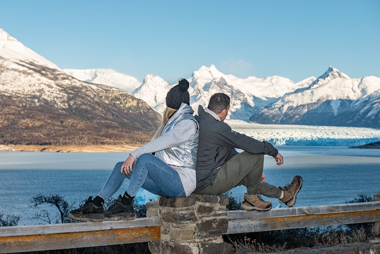 Personas con glaciar de fondo en El Calafate