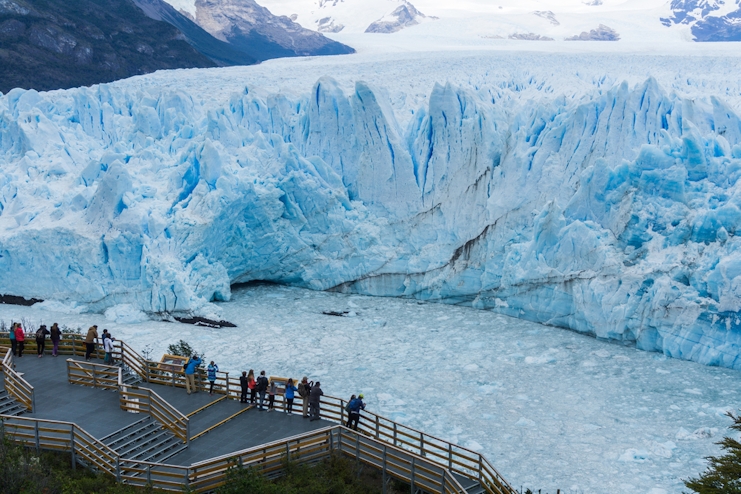 Vista Panorámica, sendero bordeando el glaciar Perito Moreno y montañas al fondo
