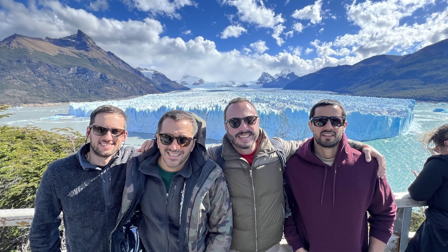 Grupo de amigos en el tour glaciar Perito Moreno con Denomades