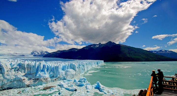 Pessoas no ponto de vista assistindo a geleira Perito Moreno, El Calafate