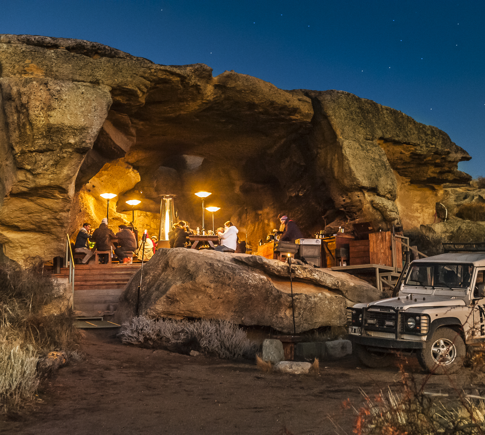 Turistas Nomades y 4x4 en Caverna