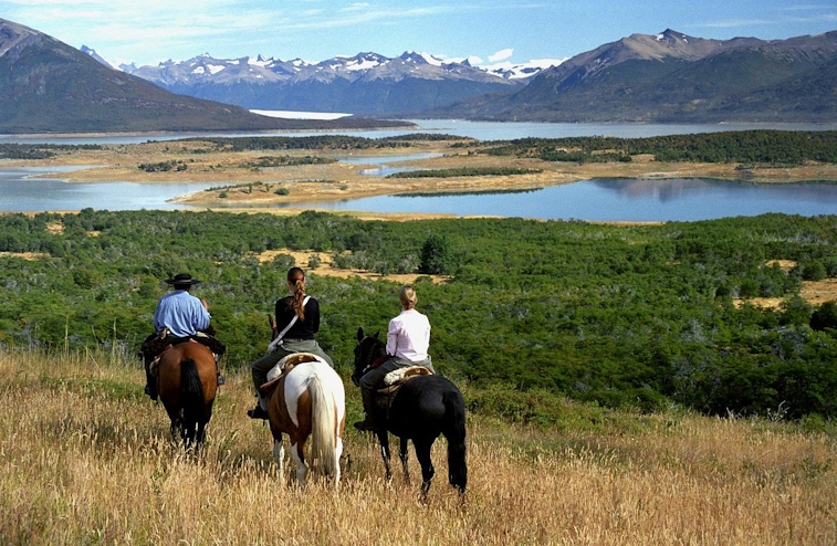 Personas cabalgando en Estancia Nibepo Aike