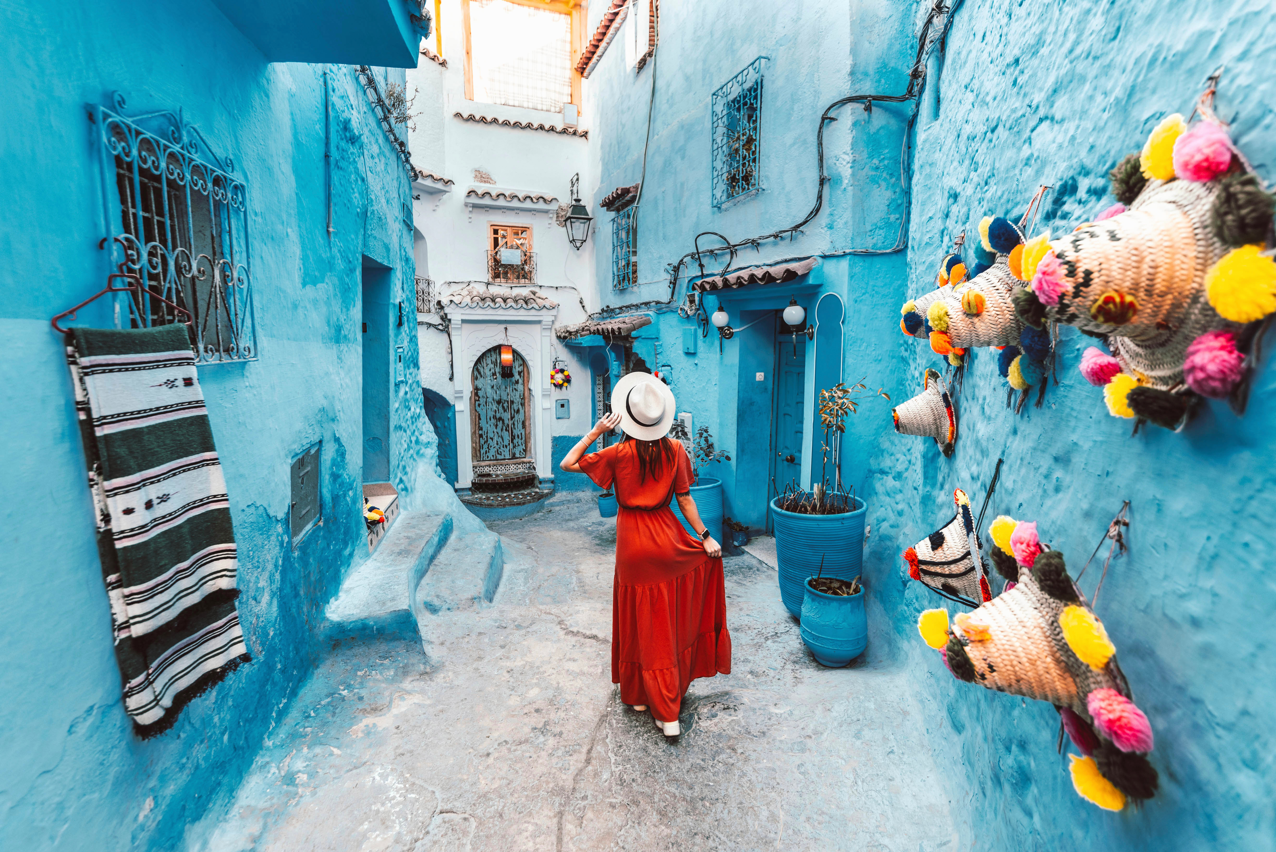 Mujer caminando por Chefchaouen