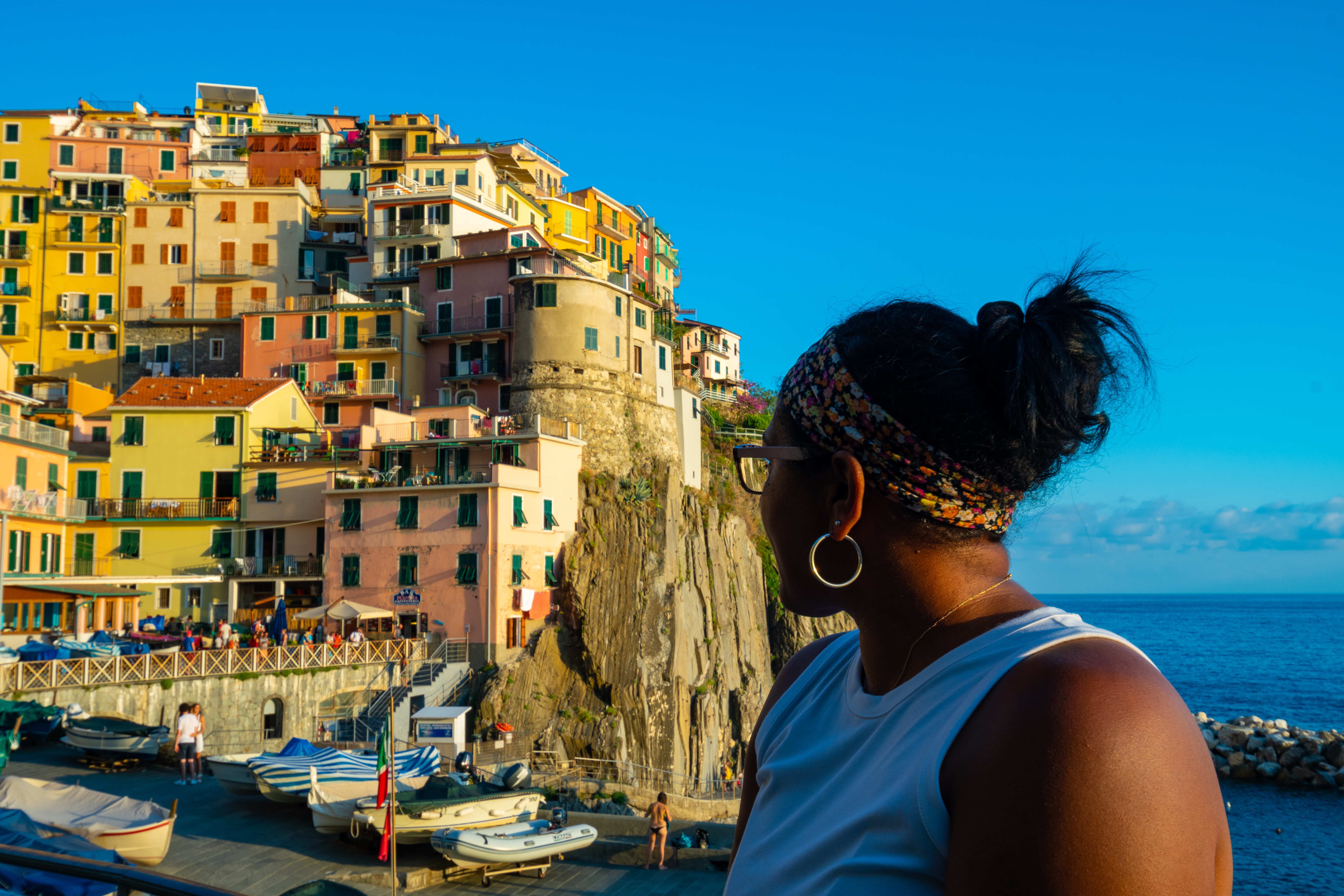 Mujer mirando hacia Cinque Terre
