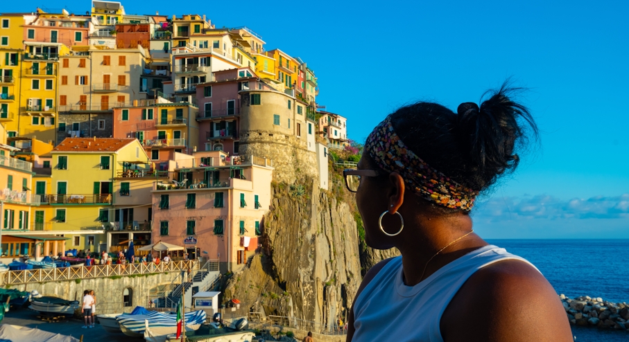 Mujer mirando hacia Cinque Terre