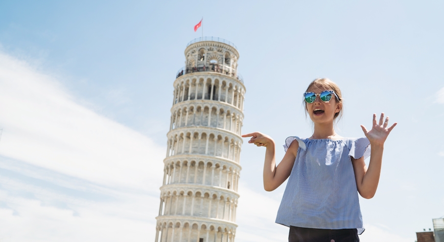 Mujer y Torre de Pisa
