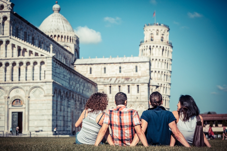 Gente frente a la Torre de Pisa