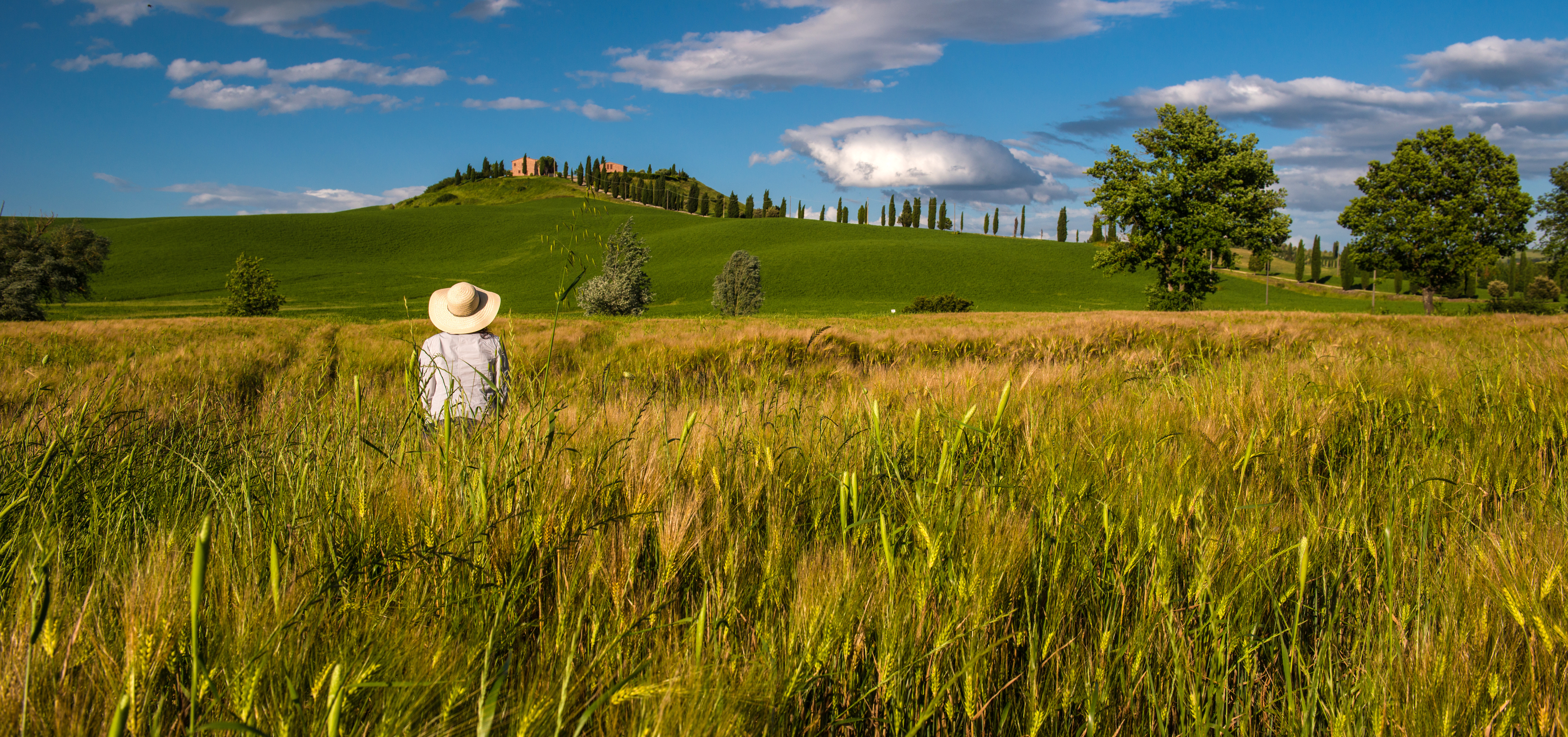 Persona parada en el campo