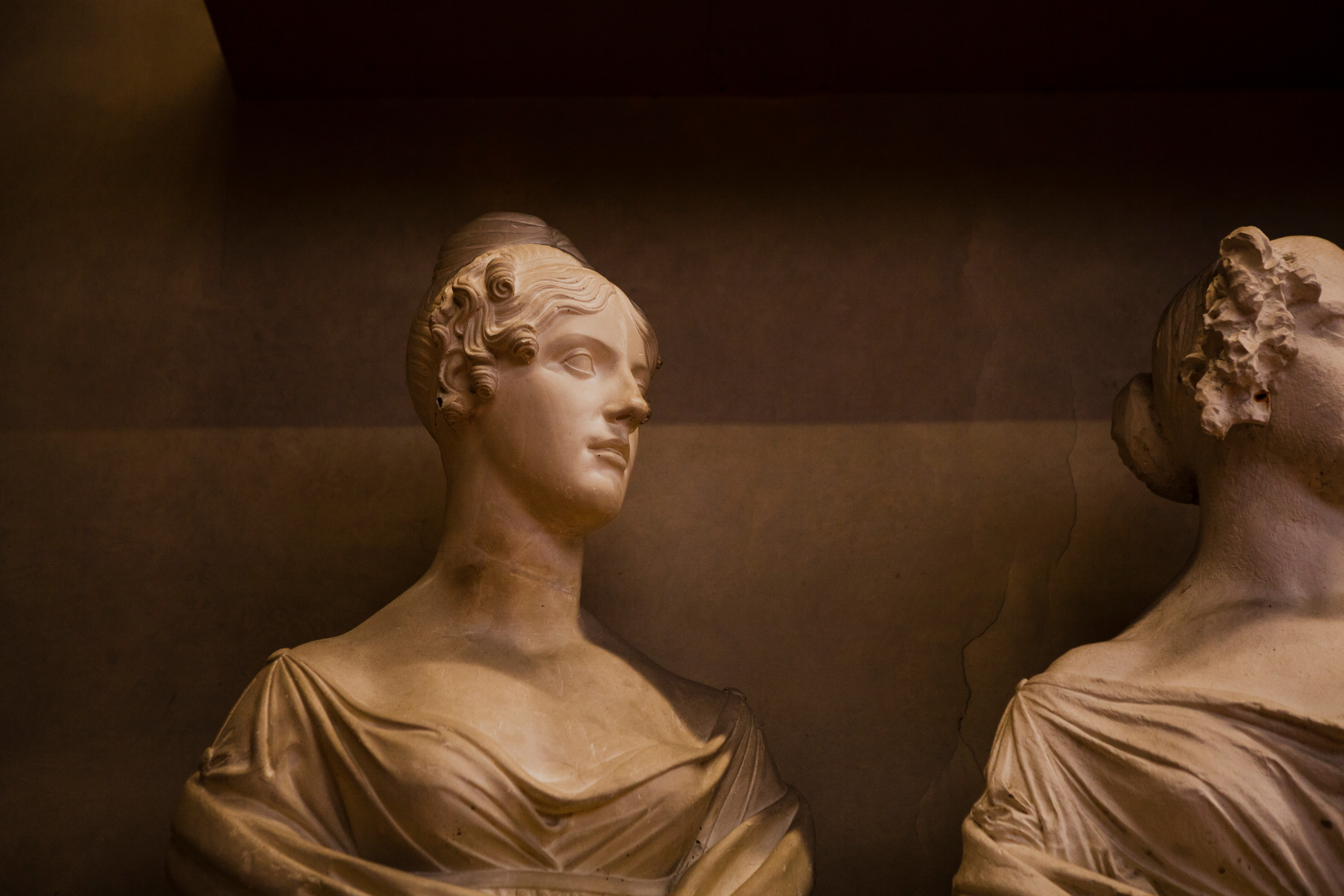 Escultura en galería de la academia