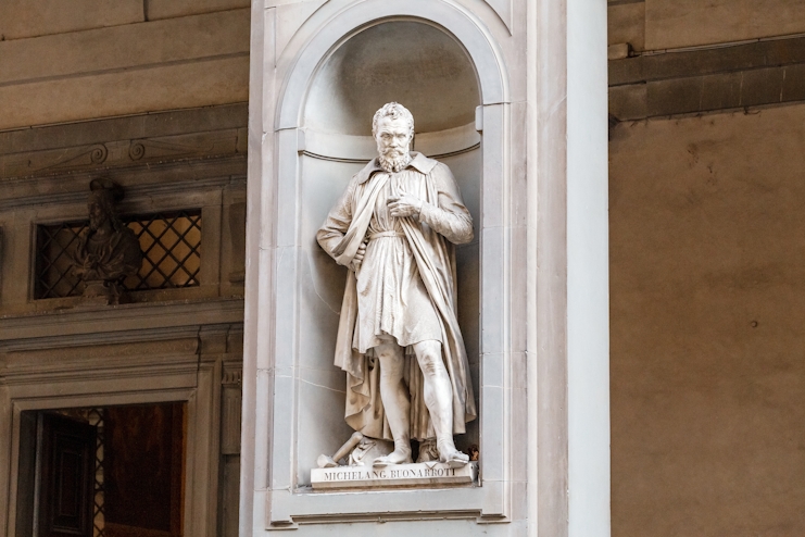 Estatua de Michelangelo en la Galería Uffizi 