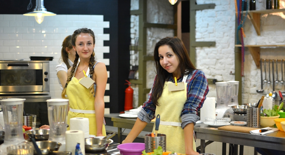 Mujeres en taller de pasta