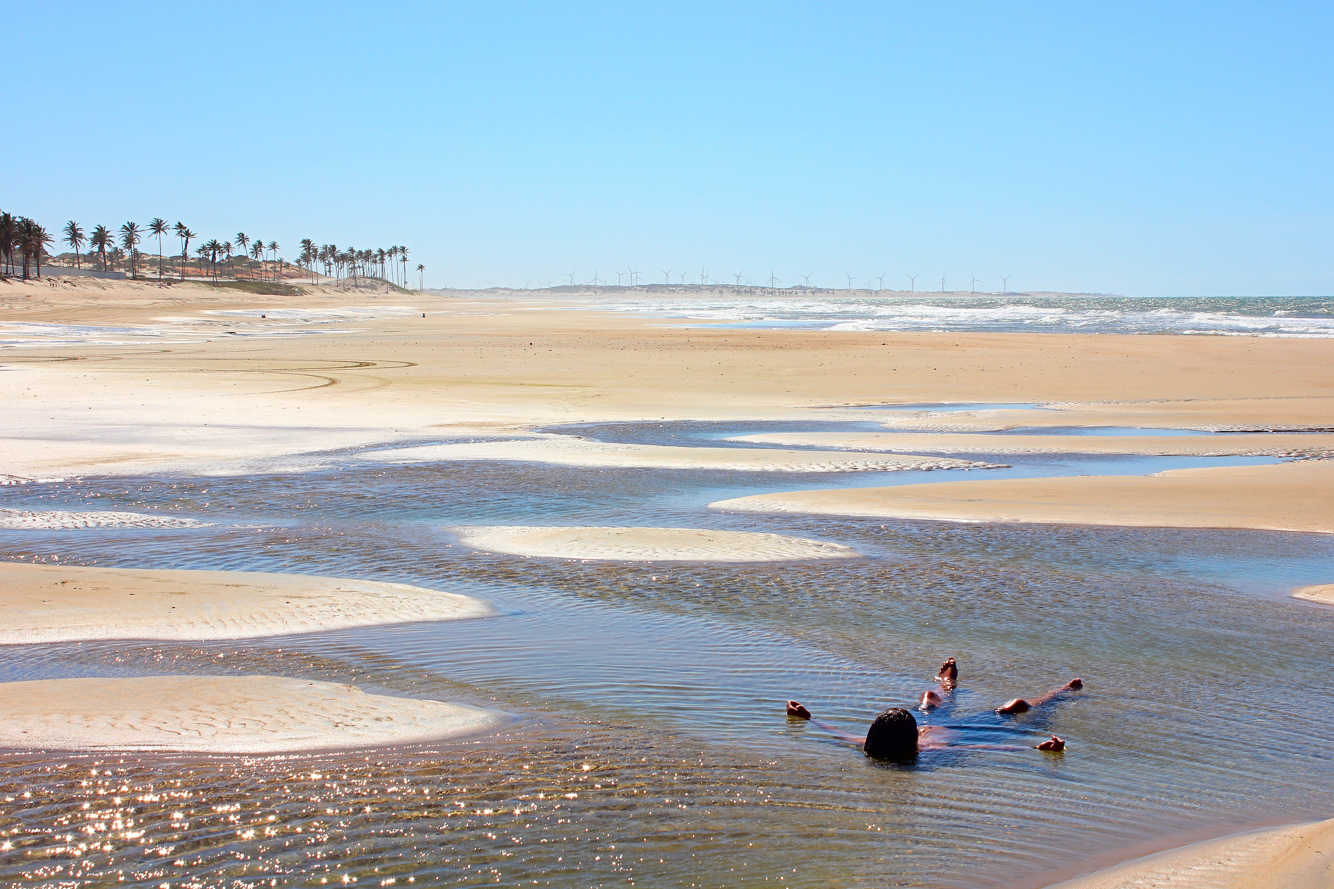 Persona en piscina natural