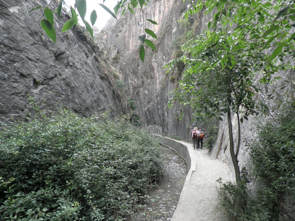 Personas caminando por quebrada de Cahorros de Monachil