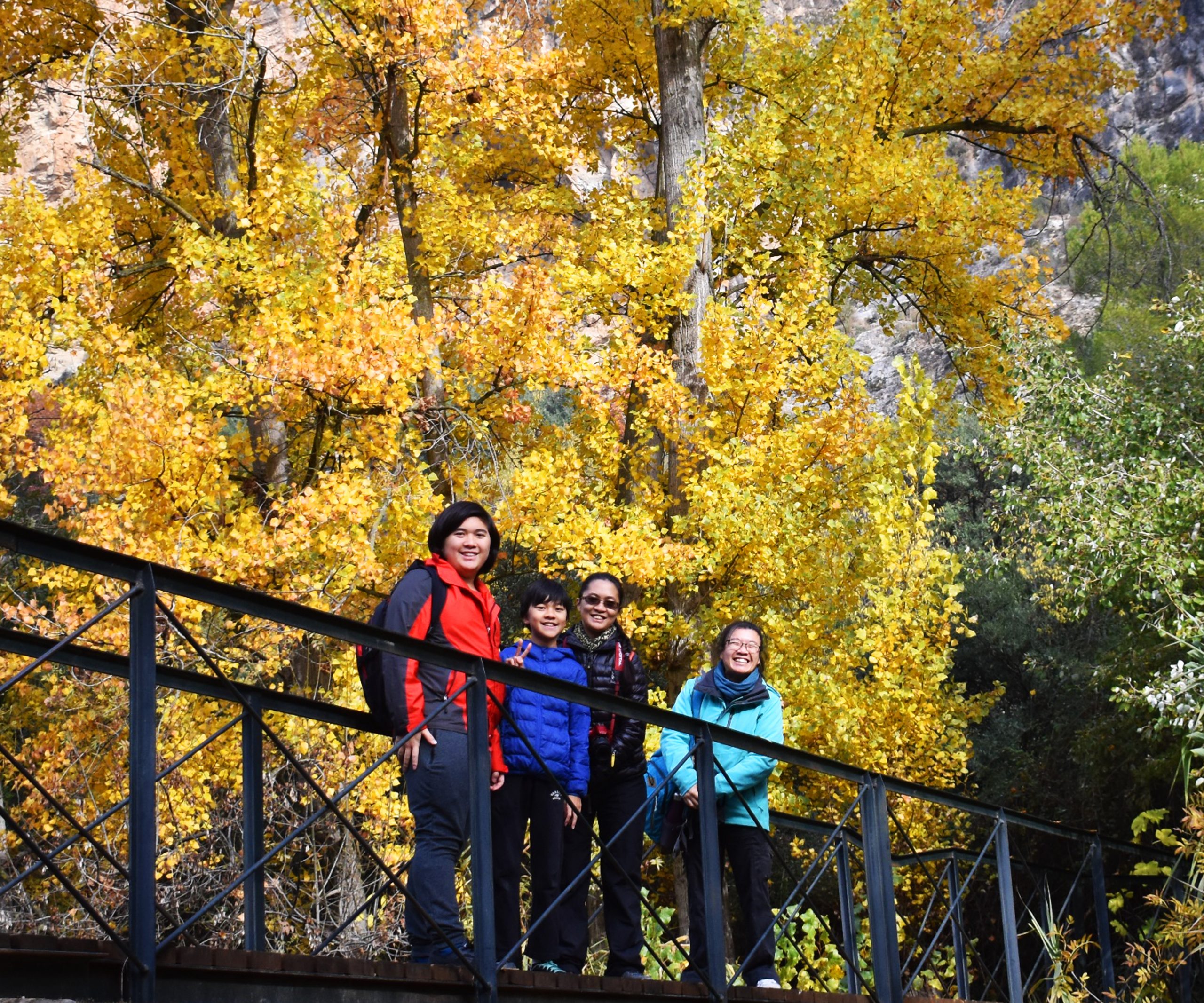 Personas cruzando un puente